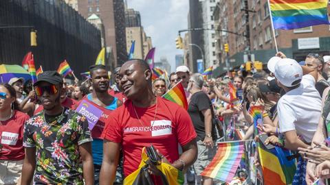Die 49. Gay Pride Parade in New York, 2018, hier mit afroamerikanischen Teilnehmern mit Regenbogenfahnen bei der Strassenparade