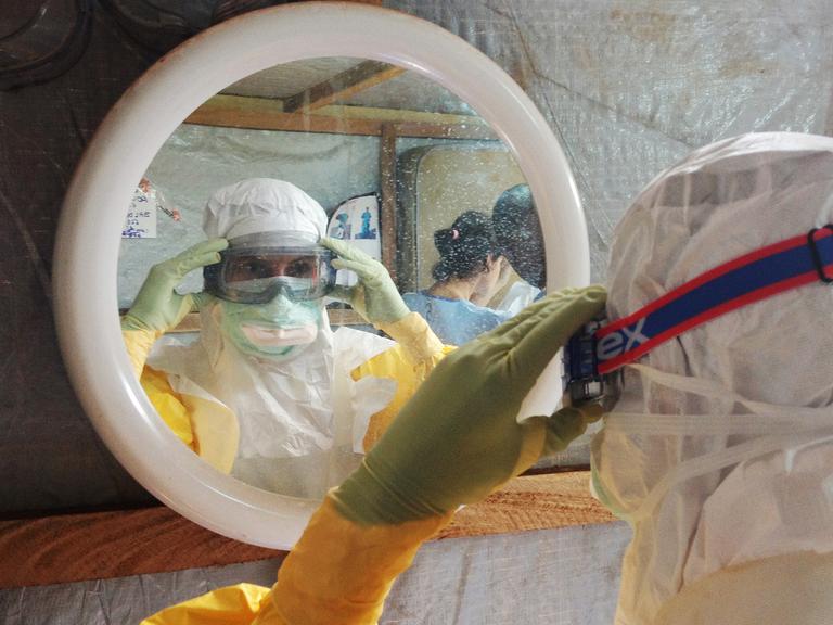 Helfer in Guinea: Sie sind zunehmend hilflos: Bereits mehr als 700 Menschen sind in Westafrika an Ebola gestorben.