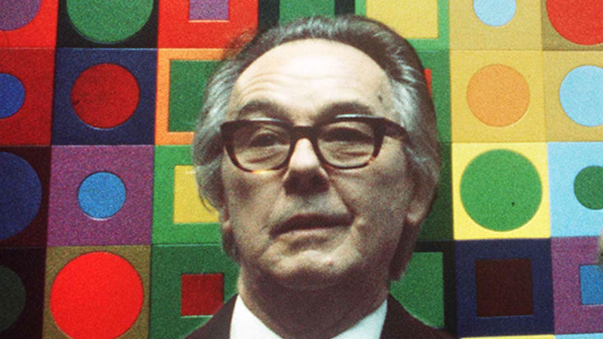 Der Künstler Victor Vasarely steht im February 1976 vor einem seiner Kunstwerke.