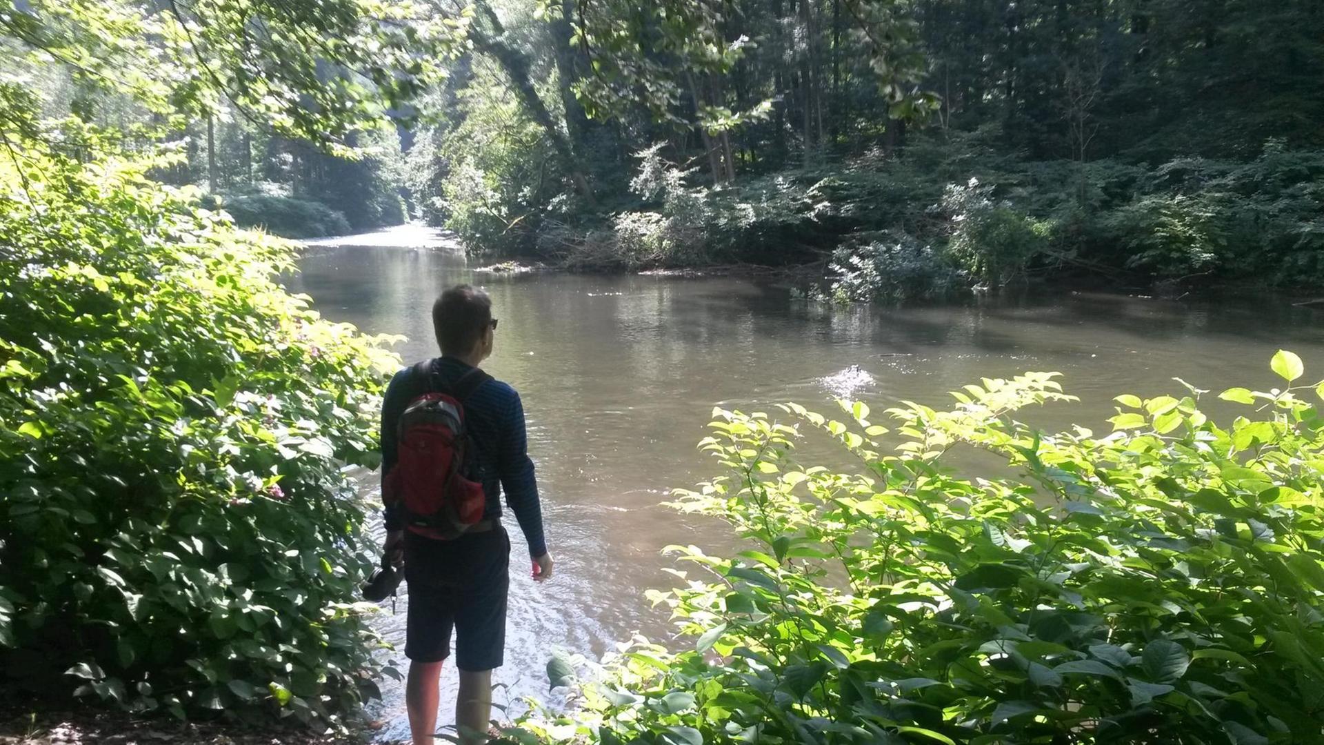 Wanderer am Ufer der Wupper Wanderer am Ufer der Wupper