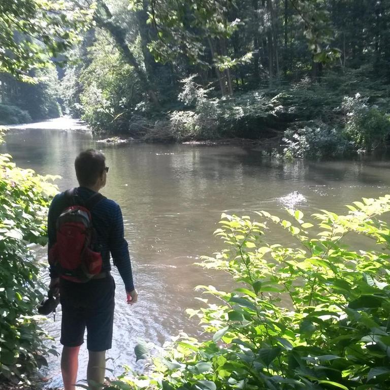 Wanderer am Ufer der Wupper