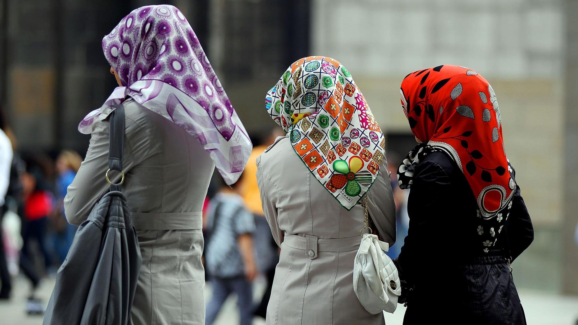 Türkischstämmige Frauen mit Kopftüchern stehen am Mittwoch (20.07.2011) in Köln in der Fußgängerzone. Die Mehrheit der Türken in NRW ist integriert und nimmt aktiv am gesellschaftlichen Leben teil. Das ergab eine Studie der Stiftung Zentrum für Türkeistudien im Auftrag des nordrhein-westfälischen Familien- und Integrationsministeriums. Foto: Oliver Berg dpa/lnw (zu dpa/lnw 1034 vom 20.07.2011)