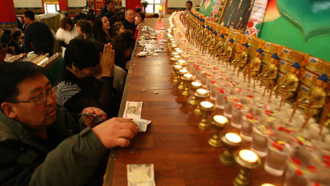 Am Kalmykia-Neujahrstag bringen viele Menschen dem Lama Zonkava Gaben in die Goldene Abode von Buddha Shakyamuni.