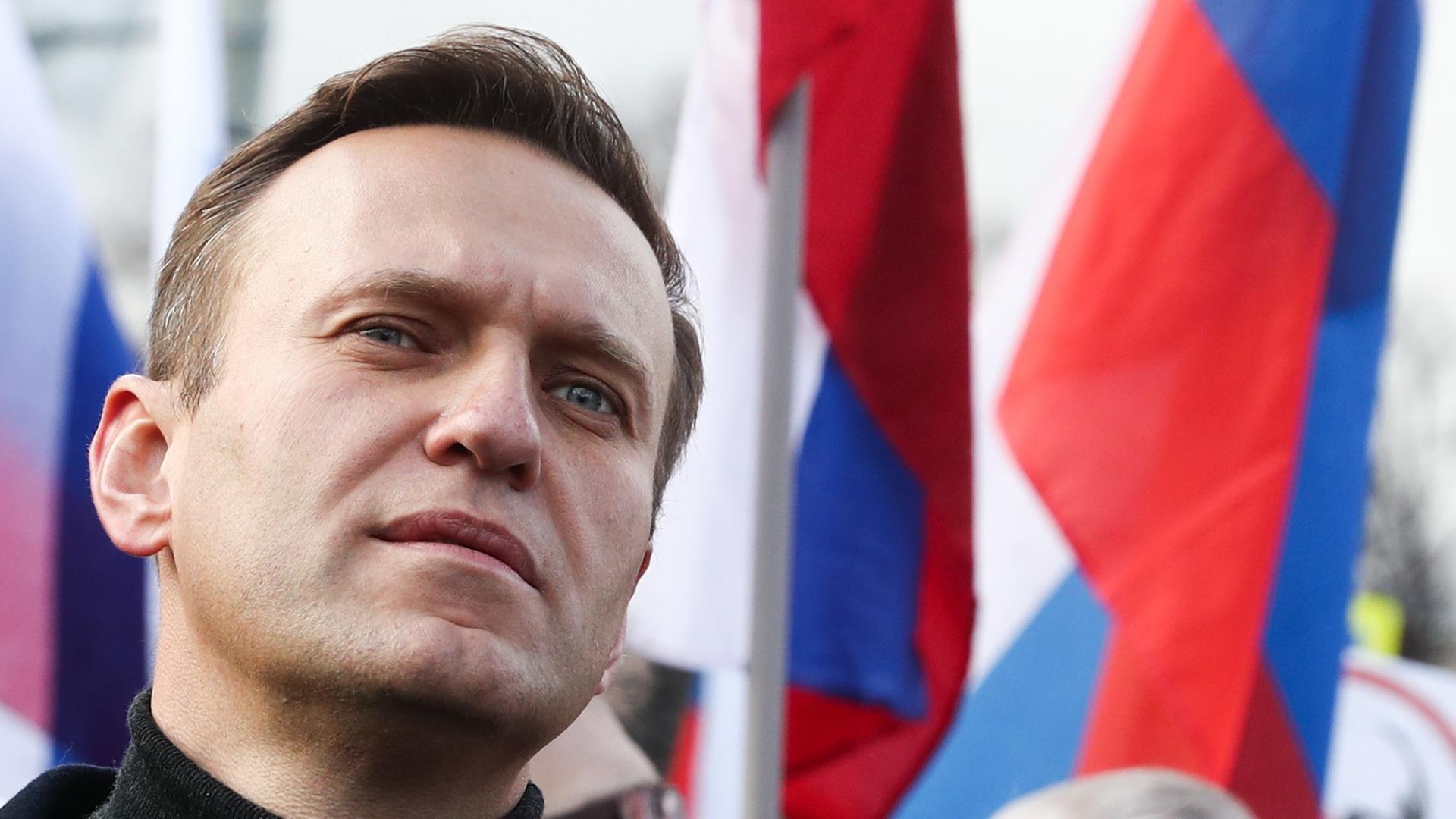 Alexej Nawalny vor russischen Flaggen bei einem Gedenkmarsch in Moskau am 29.02.2020.