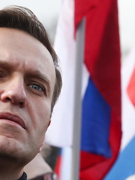 Alexej Nawalny vor russischen Flaggen bei einem Gedenkmarsch in Moskau am 29.02.2020.