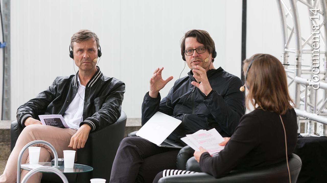 Kulturkritiker Ingo Arend und Carsten Probst mit Moderatorin Änne Seidel, "Kultur heute" Deutschlandfunk auf der documenta 14 in Kassel am 8. Juni 2017