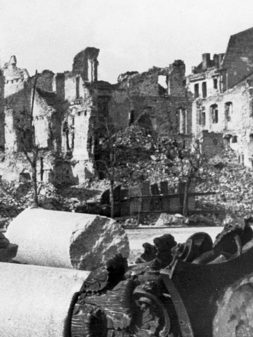 Hausruinen in der polnischen Hauptstadt Warschau im Jahre 1945. Im Vordergrund die umgestürzte Säule des Denkmals von König Sigismund III.