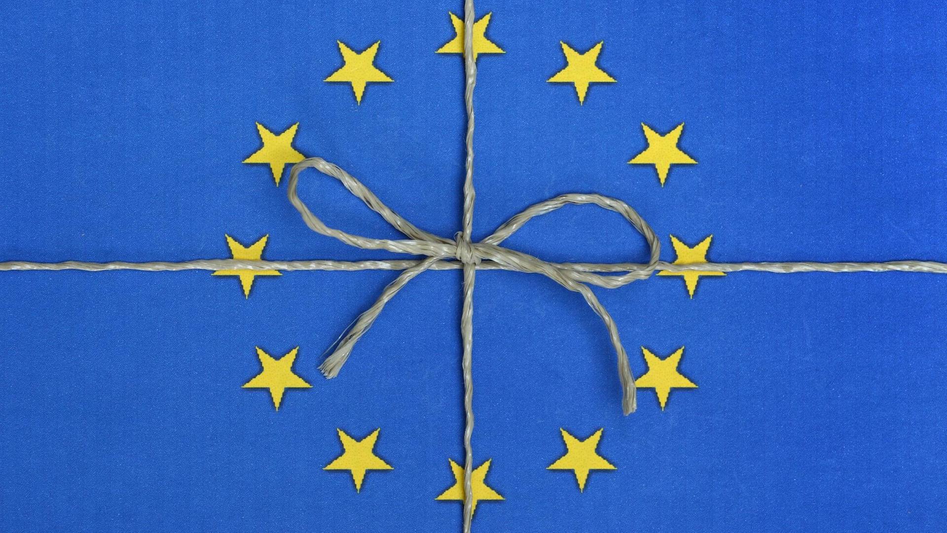 Die europäische Fahne ist mit einer Paketschnur verschnürt (Illustration zum Thema Europäisches Hilfspaket).