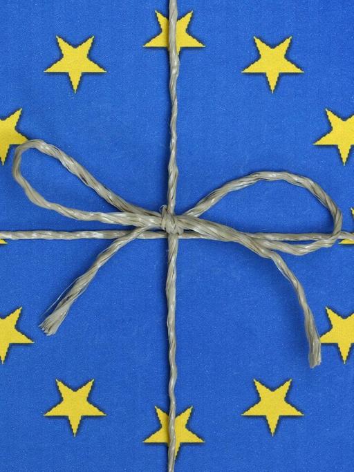 Die europäische Fahne ist mit einer Paketschnur verschnürt (Illustration zum Thema Europäisches Hilfspaket).