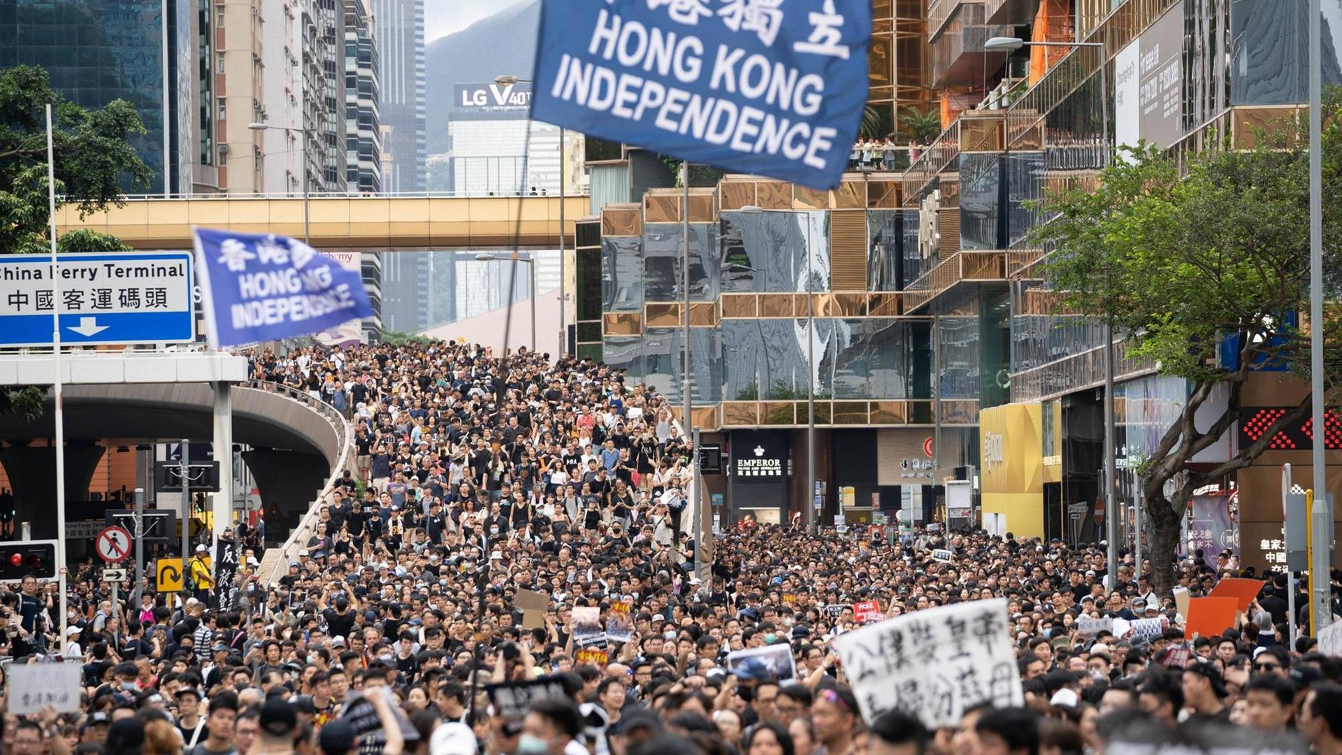 Das Bild zeigt tausende Demonstranten bei einer Anti-Regierungs-Demostration in HongKong am 07. Juli. Inmitten der Menschenmenge sieht man ein Transparent mit der Aufschrift "Hong Kong Independence"