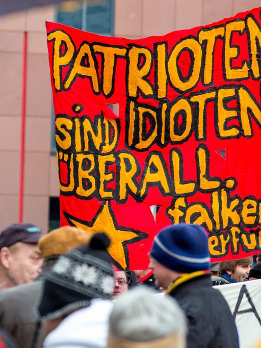 Die Teilnehmer einer Gegendemonstration stehen am 24.01.2015 in Erfurt (Thüringen). Anlass ist eine geplante Kundgebung des Pegida-Ablegers Pegada (Patriotische Europäer gegen die Amerikanisierung des Abendlandes) auf dem Erfurter Domplatz.