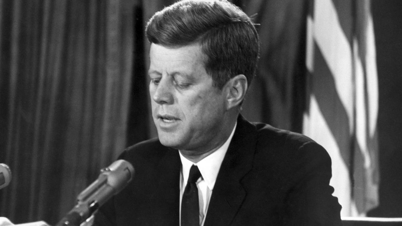 Der US-amerikanische Präsident John F. Kennedy bei einer Fernsehansprache