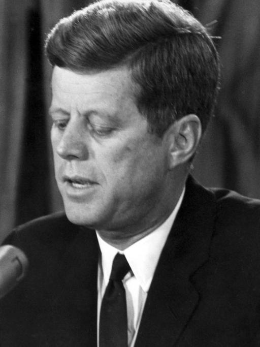 Der amerikanische Präsident John F. Kennedy gibt am 22.10.1962 in Washington in einer Fernsehansprache an die Nation die Blockade Kubas bekannt.