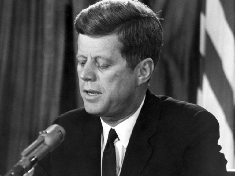 Der amerikanische Präsident John F. Kennedy gibt am 22.10.1962 in Washington in einer Fernsehansprache an die Nation die Blockade Kubas bekannt.