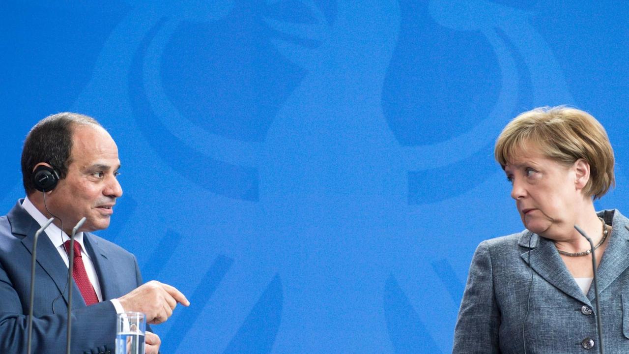 Bundeskanzlerin Angela Merkel (CDU) und der ägyptische Präsident Abdel Fattah al-Sisi während der Pressekonferenz in Berlin. Sie sehen sich an. Bundeskanzlerin Angela Merkel (CDU) und der ägyptische Präsident Abdel Fattah al-Sisi während der Pressekonferenz in Berlin. Sie sehen sich an.