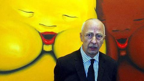 Jörg Immendorff vor seiner Arbeit "Yellow and Brown Baby".