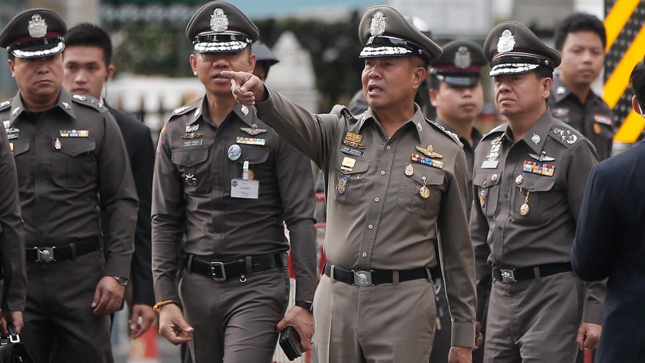 Polizeichef Somyot Poompanmoung und zahlreiche weitere Miltärs am Tatort