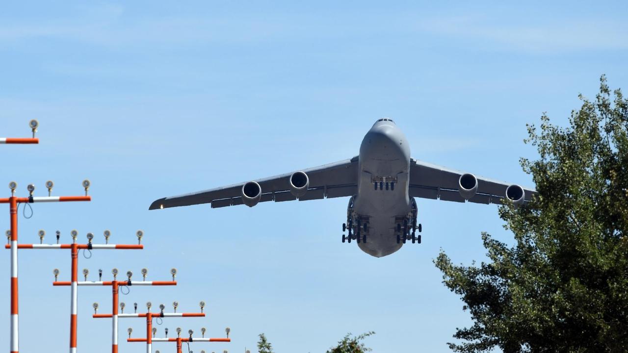 Ein Transportflugzeug von Typ C-5 Galaxy startet vom US-Militärflughafen.