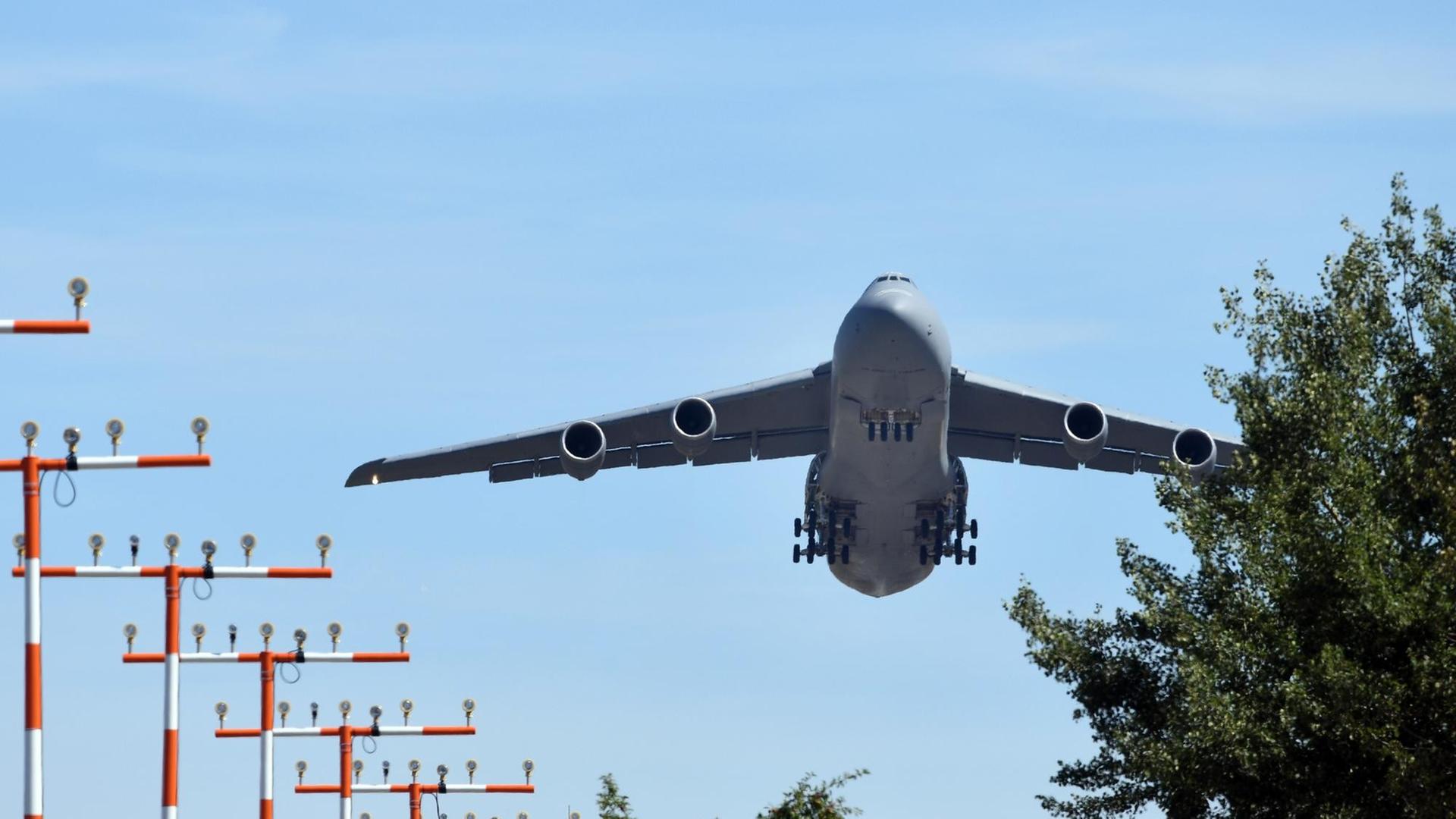 Ein Transportflugzeug von Typ C-5 Galaxy startet vom US-Militärflughafen. Ein Transportflugzeug von Typ C-5 Galaxy startet vom US-Militärflughafen.