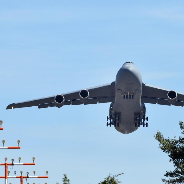 Ein Transportflugzeug von Typ C-5 Galaxy startet vom US-Militärflughafen.
