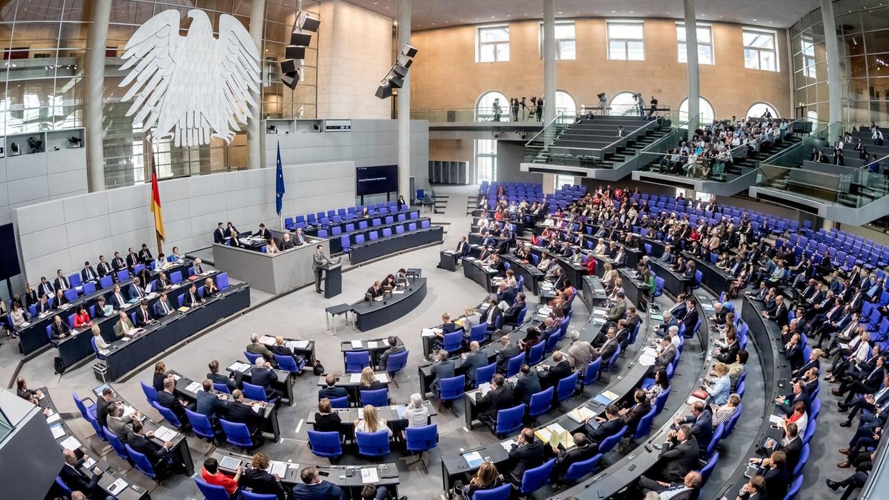 Die Parlamentarier debattieren im Plenum im Bundestag. Der Deutsche Bundestag berät in seiner Sitzung unter anderem über die Parteienfinanzierung und über den Familiennachzug.