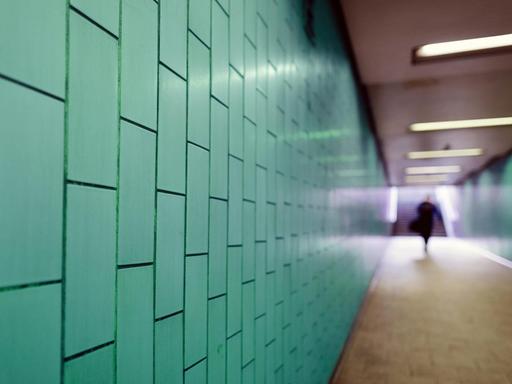 Das Foto zeigt eine Bahn-Unterführung in Köln.