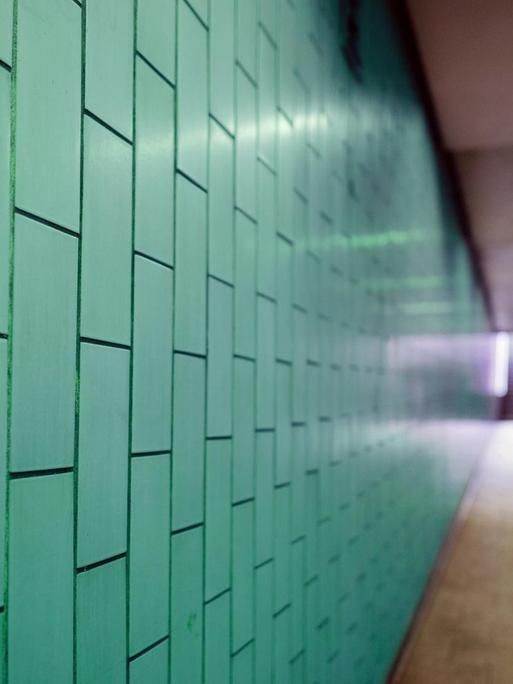 Das Foto zeigt eine Bahn-Unterführung in Köln.