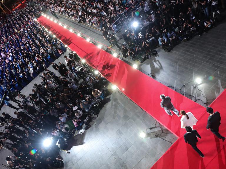 Filmstars laufen 2016 bei der Eröffnung des 21. Filmfestivals in Busan über den roten Teppich.