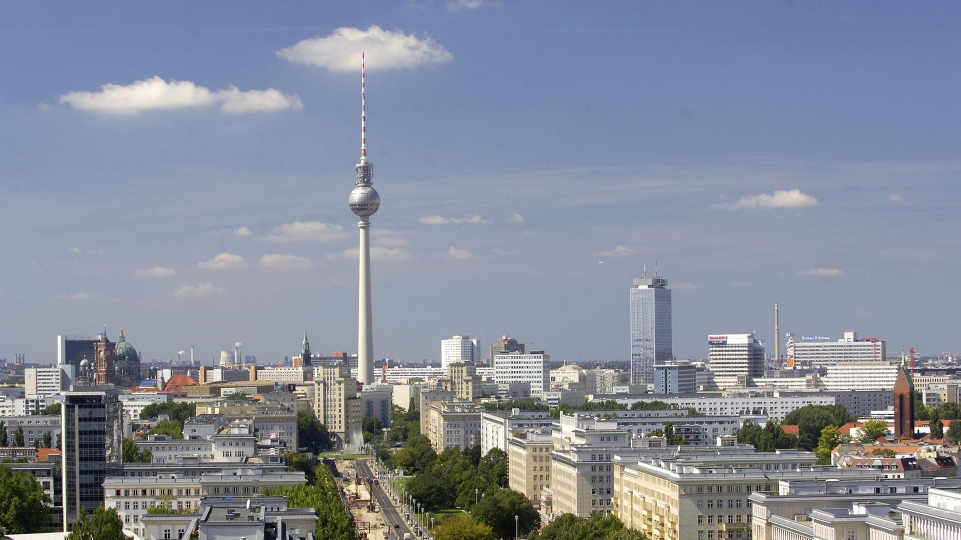 Das Foto zeigt den Blick vom Südturm am Frankfurter Tor im Berliner Stadtbezirk Friedrichshain-Kreuzberg, aufgenommen am 20.08.2011 entlang der Karl-Marx-Allee in Richtung Stadtzentrum Ost.