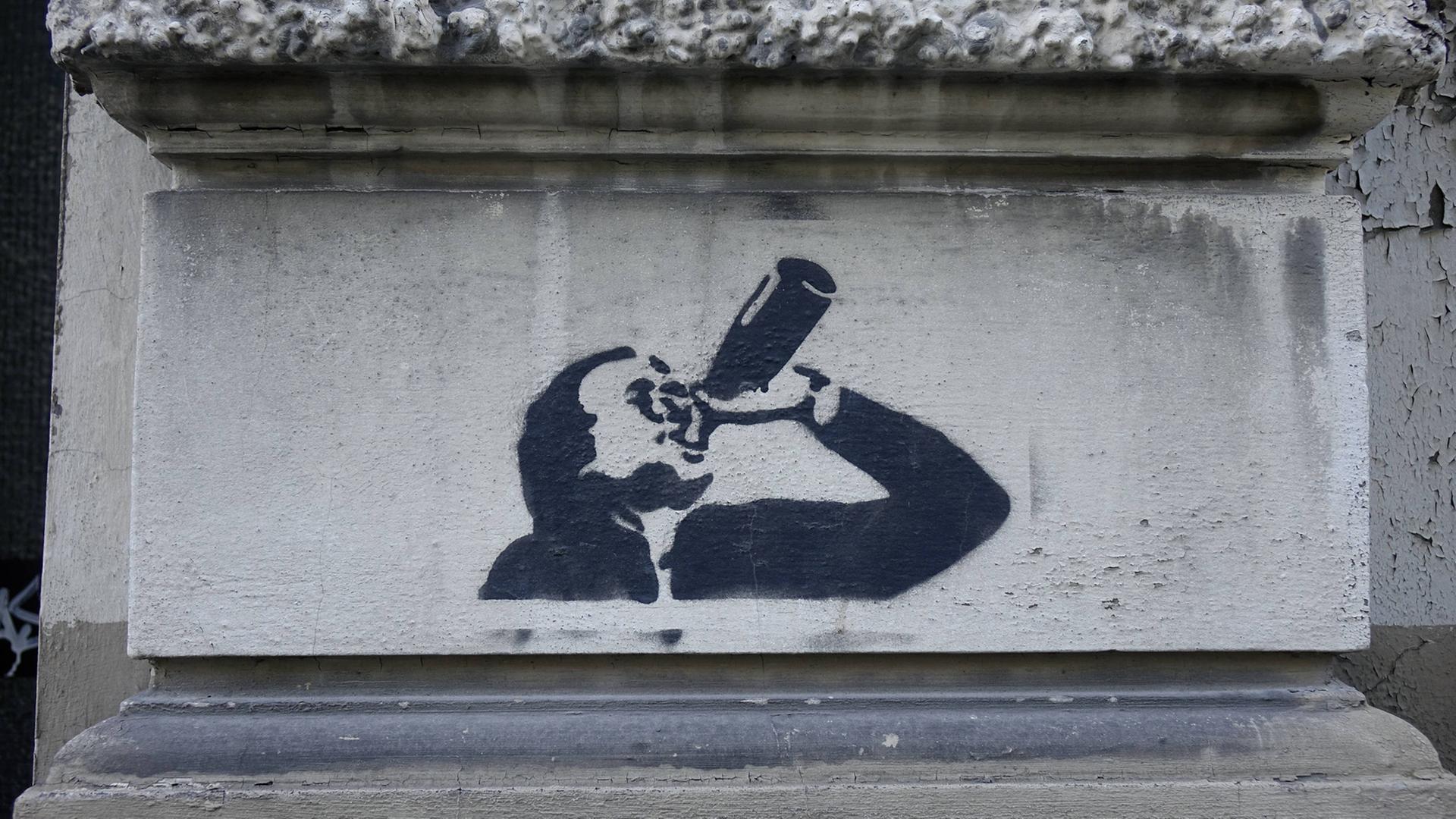 Graffiti eines Biertrinkers an einer Hauswand