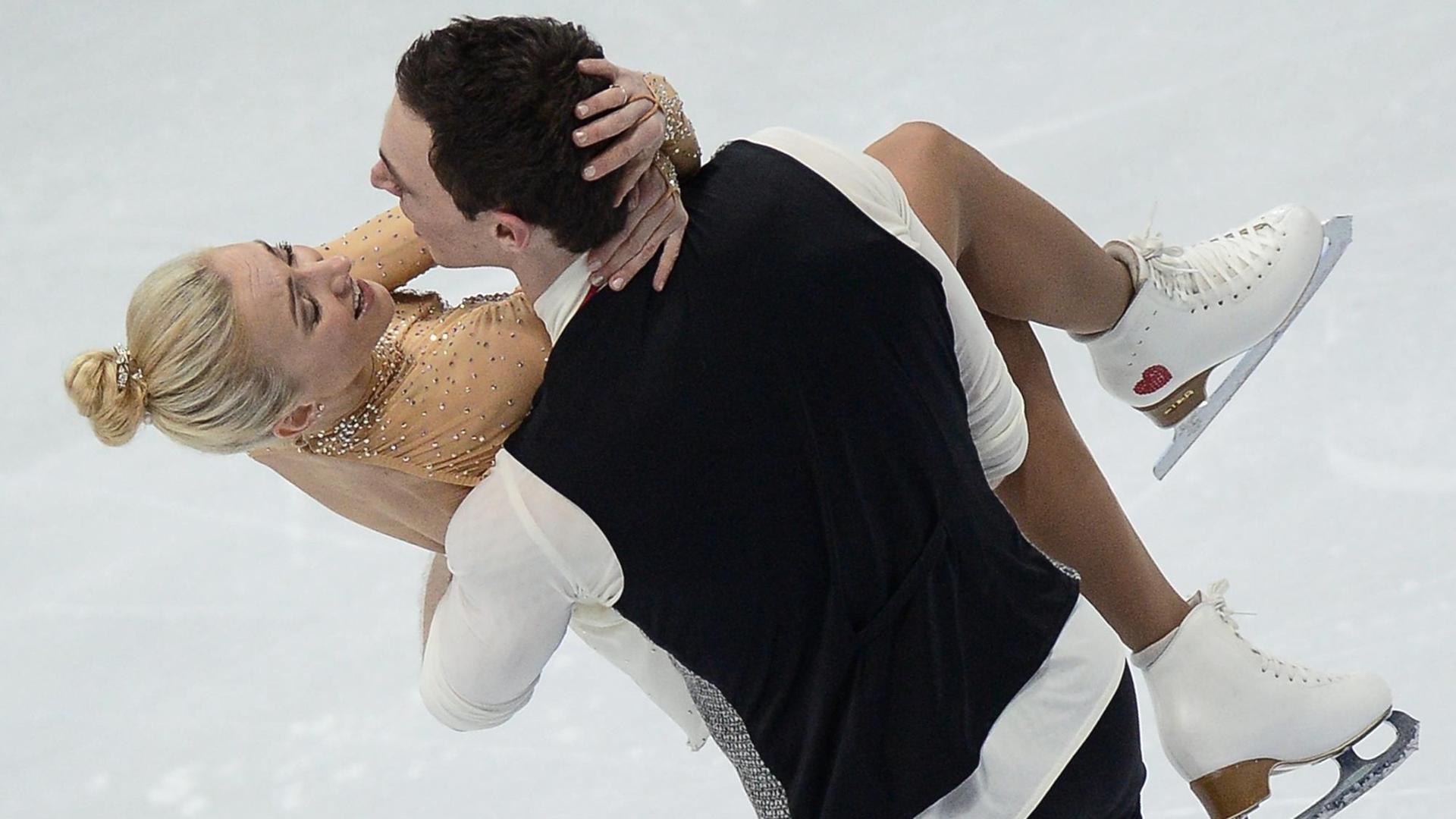 Massot und Sawtschenko halten sich auf dem Eis in den Armen. 