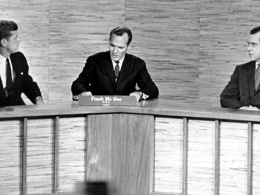 John F. Kennedy (l) und Richard Nixon während einer TV-Debatte in Washington am 7. Oktober 1960.