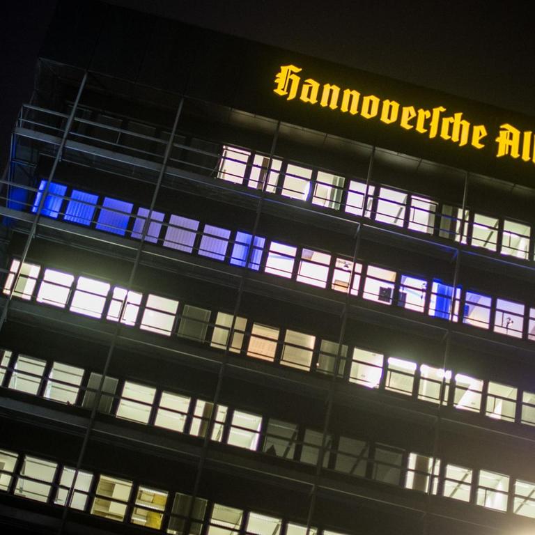 Blaues Licht scheint (18.11.2014) im Madsack-Newsroom "RND Redaktionsnetzwerk Deutschland GmbH" in Hannover.
