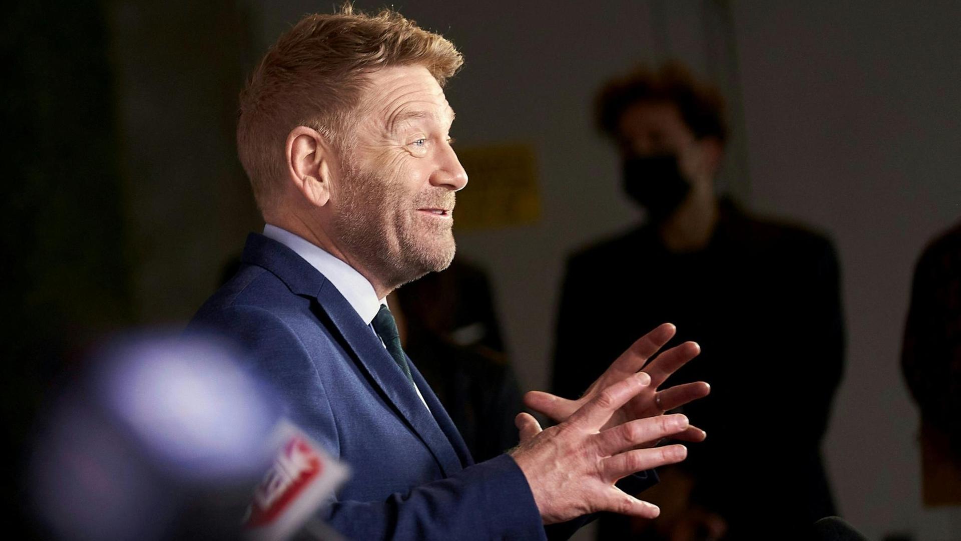 Kenneth Branagh spricht mit Journalisten Kenneth Branagh spricht mit Journalisten