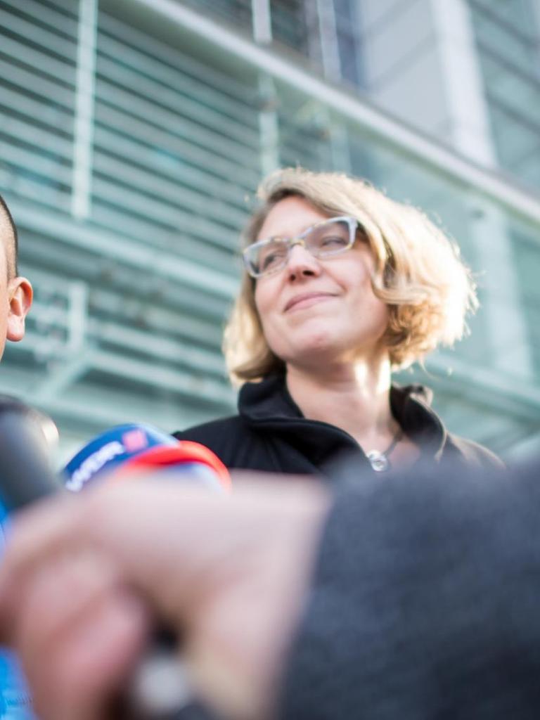 Der peruanische Kleinbauer Saul Luciano Lliuya, Beschwerdeführer gegen RWE vor dem OLG Hamm, rechts daneben seine Anwältin Roda Verheyen