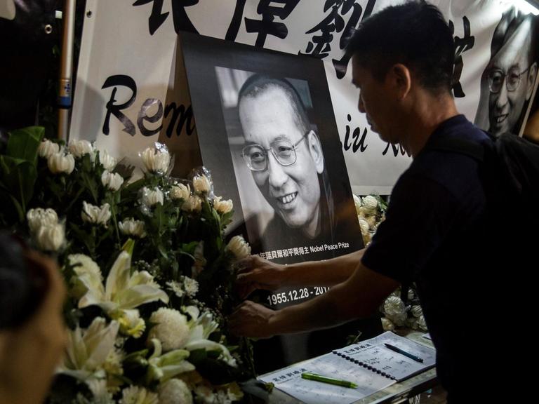 Demonstranten in Hongkong brachten ihre Trauer über den Tod Liu Xiaobos zum Ausdruck.