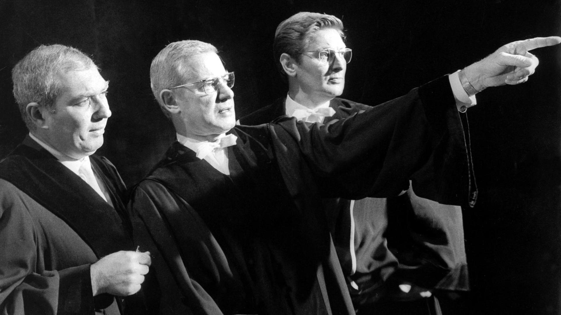 Horst Niendorf (l) als Verteidiger, Dieter Borsche (M) als Richter und Günter Pfitzmann als Ankläger während der Generalprobe des Stücks "Die Ermittlung" von Peter Weiss.