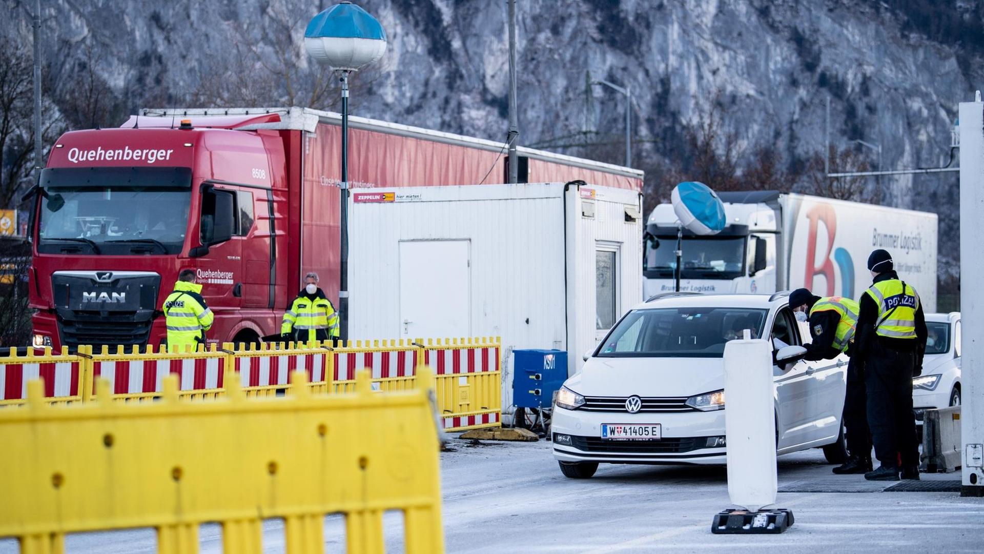 Polizisten kontrollieren Last-Wagen und Autos, die aus Österreich kommen.