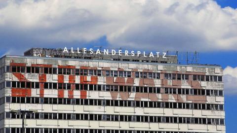 Jahrelanger Leerstand am Alex, der lange Komplex des ehemaligen Hauses der Statistik der DDR, ca 55.000 m2 Nutzflaeche. Seit gut einem Jahr ziert ein riesiger Schriftzug -Stop Wars- die Front zur Karl-Marx-Allee, aktuell ergaenzt mit Dach-Schriftzug Alesandesplatz. Jetzt hat der Senat den gesamten Gebaeudekomplex von der BImA fuer ca. 57 Mio. Euro gekauft. Beamte und Kuenstler sollen in das kuenftige Stadtlabor ziehen. Die Sanierung soll noch mal 11 Mio. kosten. Seit 16.01.2019 stehen nun 3 Entwuerfe fuer die Gestaltung des Areals zur Diskussion. Inzwischen sind alle Fenster seit Anfang Februar durch Baufolien winterfest gesichert worden, nun aber wieder zerstoert. *** Years of vacancy at the Alex, the long complex of the former House of Statistics of the GDR, approx. 55,000 m2 of usable space For over a year now, a huge Stop Wars letteri