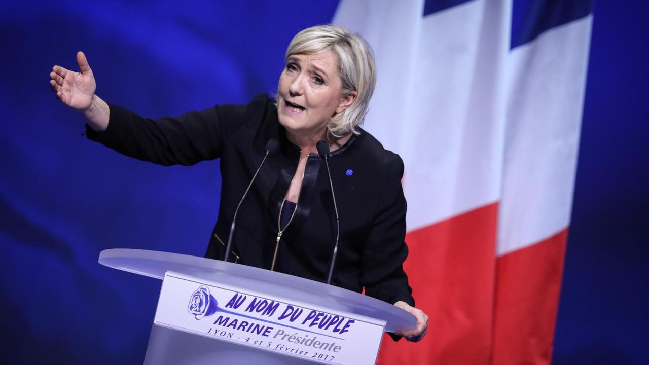 Die französische Rechtspopulistin Marine Le Pen hält eine Rede zum Auftakt des Wahlkampfes des Front National für die Präsidentschaftswahl.