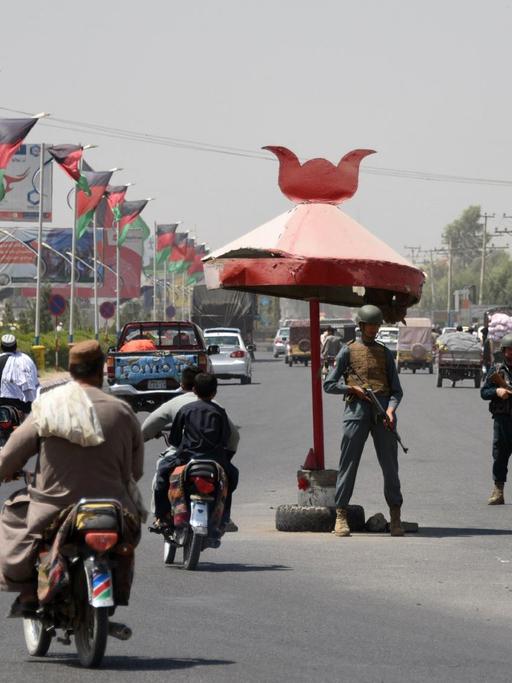 Afghanische Polizisten an einem Checkpoint in Kandahar