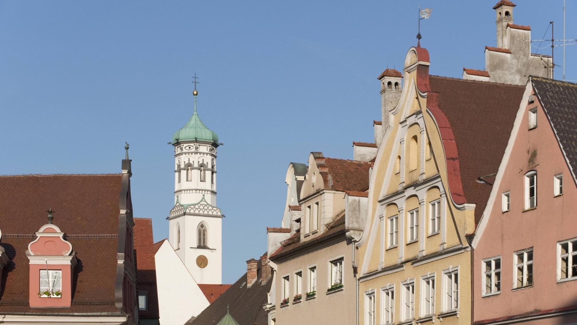 Stadtansicht von Memmingen mit der Kreuzherrenkirche im Hintergrund.