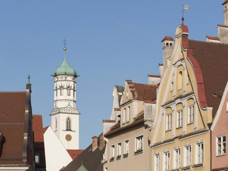 Stadtansicht von Memmingen mit der Kreuzherrenkirche im Hintergrund.