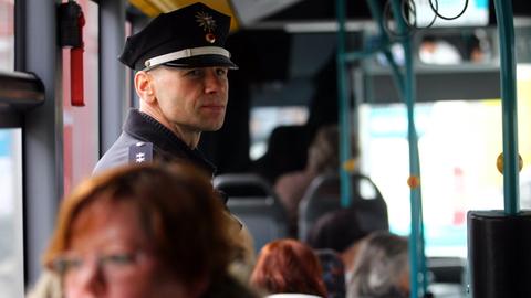 Der Polizei-Kontaktbeamte Maik Schmidt fährt am Mittwoch (09.11.2011) im Rahmen seines Streifendienstes mit dem Stadtbus der Linie 2 durch Neubrandenburg.