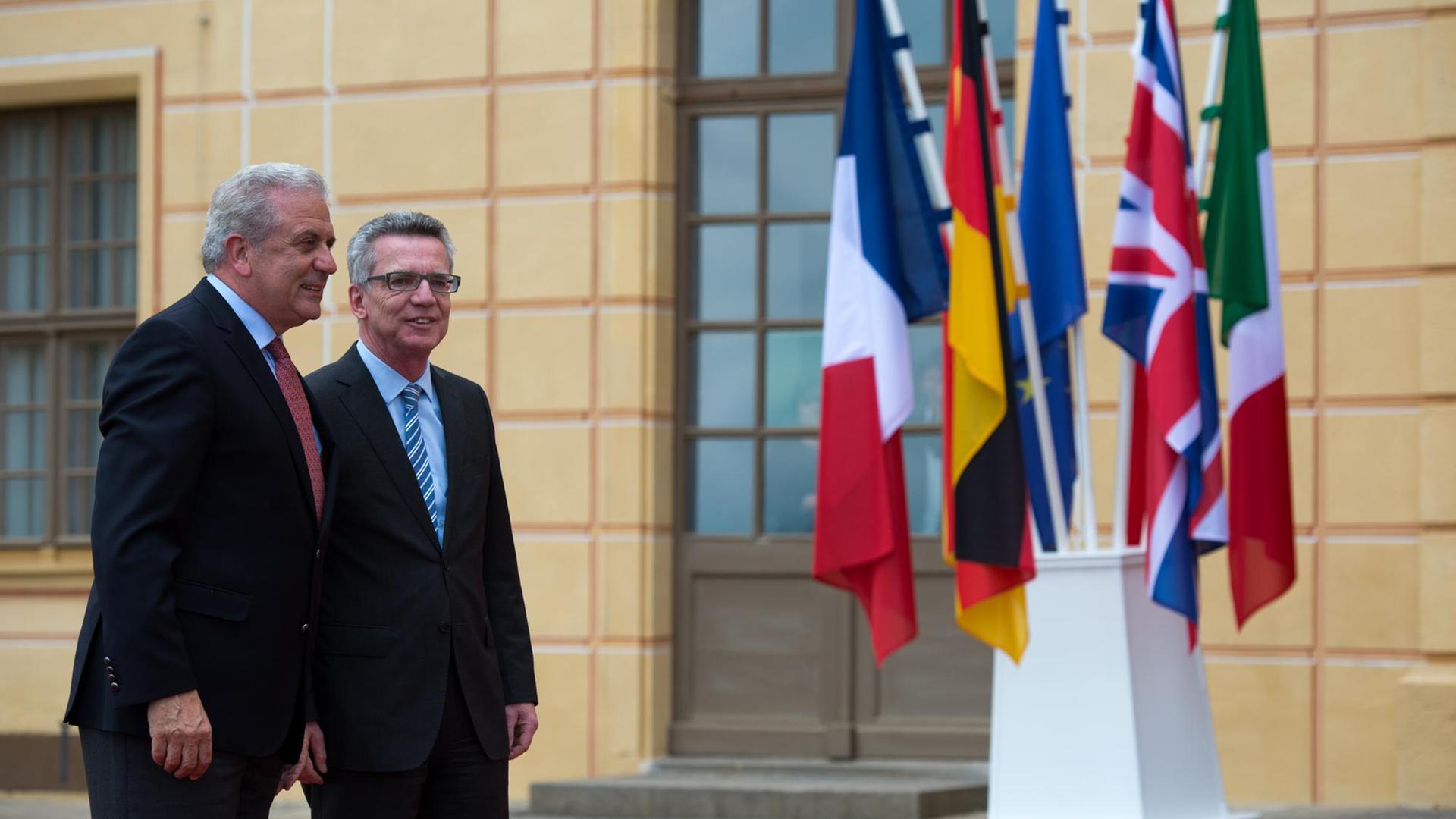 Bundesinnenminister Thomas de Maiziere (CDU, r) begrüßt den EU-Kommissar für Migration, Inneres und Bürgerschaft, Dimitris Avramopoulos, auf Schloss Moritzburg in Sachsen. Bundesinnenminister Thomas de Maiziere (CDU, r) begrüßt den EU-Kommissar für Migration, Inneres und Bürgerschaft, Dimitris Avramopoulos, auf Schloss Moritzburg in Sachsen.