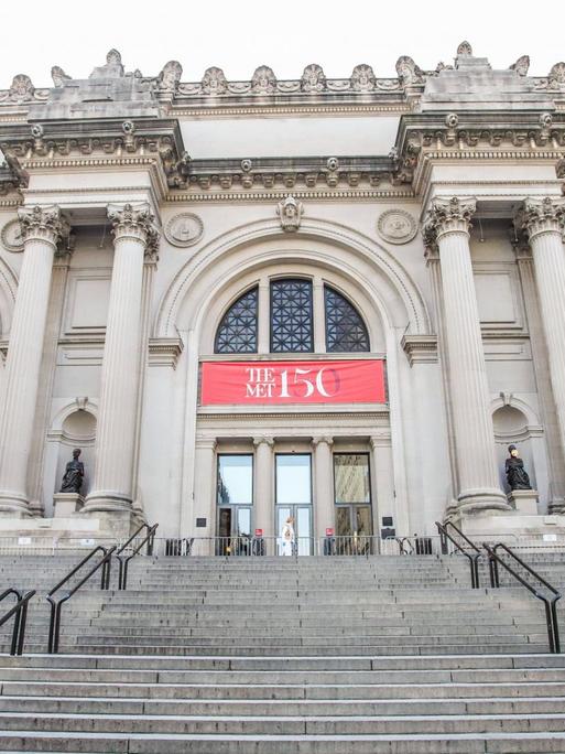 Das Eingangsportal des berühmten "Metropolitan Museum of Art" in New York City. Das Museum hatte lange geschlossen während der Coronavirus Pandemie.