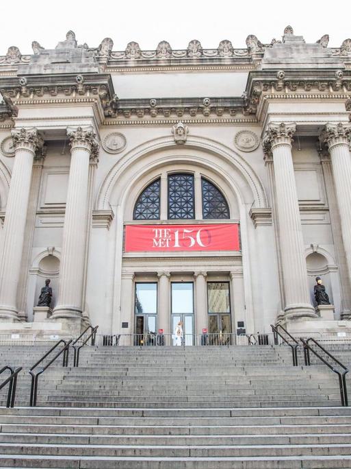 Das Eingangsportal des berühmten "Metropolitan Museum of Art" in New York City. 