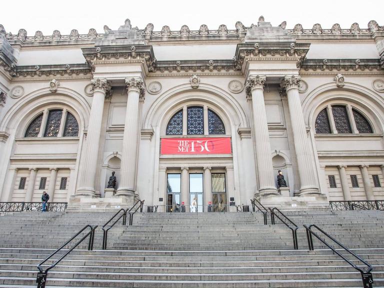 Das Eingangsportal des berühmten "Metropolitan Museum of Art" in New York City. Das Museum hatte lange geschlossen während der Coronavirus Pandemie.