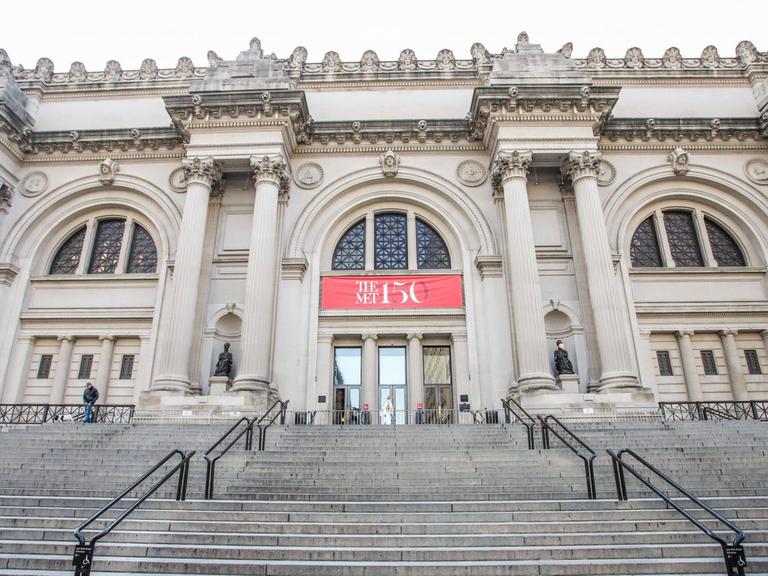 Das Eingangsportal des berühmten "Metropolitan Museum of Art" in New York City. 