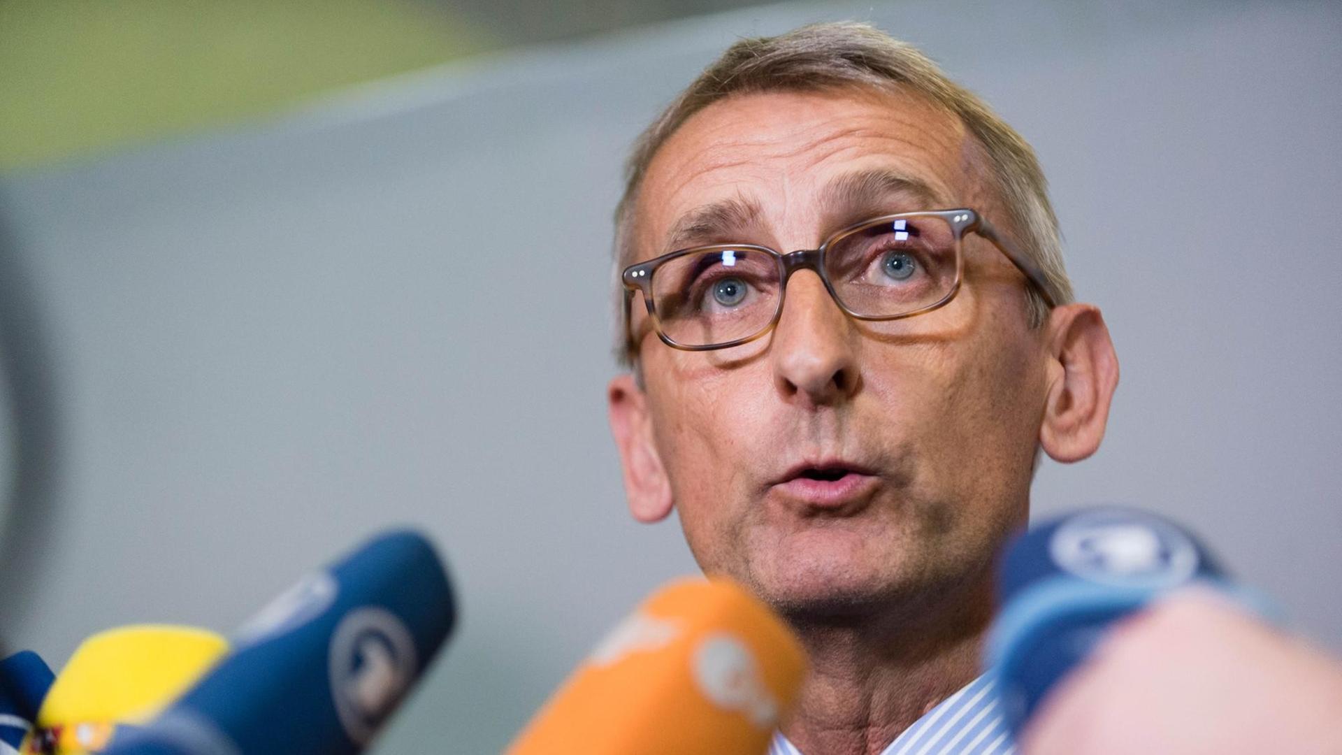 Der CDU-Bundestagsabgeordnete und Innenexperte Armin Schuster spricht in Mikrofone.